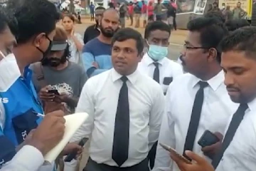 ஊடகவியலாளர்கள் - சட்டத்தரணிகளை தாக்குவதா;  கடும் சினம்