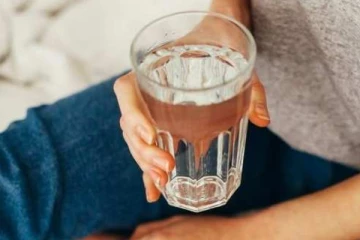 இரவு தூங்கும் முன் ஒரு டம்ளர் தண்ணீர் குடிப்பதால் பெறும் நன்மைகள் என்னென்ன தெரியுமா?