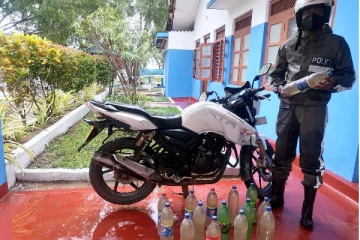 10  போத்தல் கசிப்புடன் வியாபாரி ஒருவர் கைது(Photos)