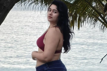 40 வயதில் தாராள கவர்ச்சி போஸ் கொடுத்த நடிகை பூனம் பஜ்வா