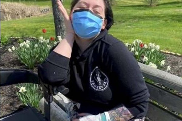 தரையில் கால் பட்டால் ஏற்படும் மயக்கம்! நாள் முழுவதும் படுக்கையில் இருக்கும் பெண் | Woman Allergic Gravity 23 Hours Day Bed