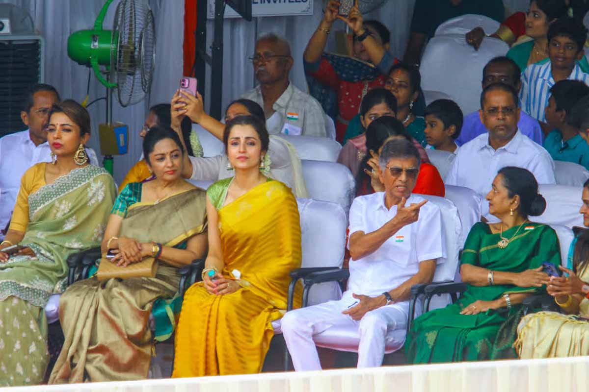 தைரியமாக இருங்க! த்ரிஷாவுக்கு ஆறுதல் கூறும் ரசிகர்கள்- ஏன்? | Trisha Attend Cm Event In Independence Day தைரியமாக இருங்க! த்ரிஷாவுக்கு ஆறுதல் கூறும் ரசிகர்கள்- ஏன்? | Trisha Attend Cm Event In Independence Day