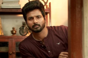 100 கோடிக்கு ஆசைப்பட்டு நடுத்தெருவில் பிரபல விநியோகஸ்தர்!! கோடியை இறைத்த சிவகார்த்திகேயன்