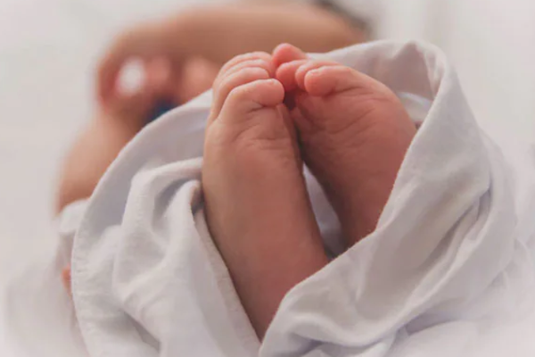 தாயாரின் கவனயீனத்தால் தீயில் எரிந்த மூன்று மாத குழந்தை! | Three Month Old Baby Fire Due To Mother