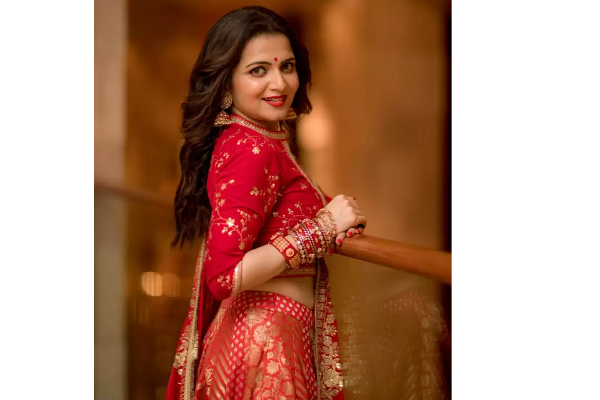 சிவப்பழகில் சிலையாக மாறிய விஜய் டிவி டிடி - புகைப்படத்தை பார்த்து மயங்கிய ரசிகர்கள் | Cinema