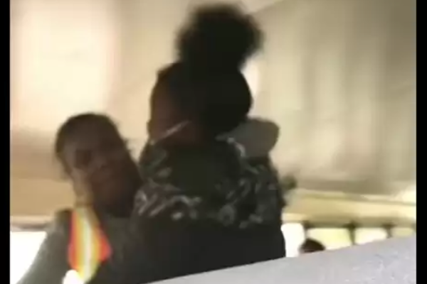 மாணவியை அடித்து, கடித்த ஓட்டுநர் - பேருந்தில் வெறிச்செயல்! | Driver Beats Bites Student On Bus Shocking Video