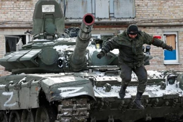 வெள்ளைக் கொடியுடன் இராணுவ டாங்கியில் வந்த ரஷ்ய வீரர்: பின்னர் நடந்த அதிரடி திருப்பம்