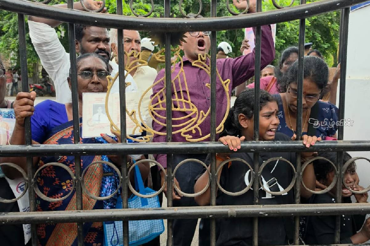 யாழ்ப்பாண மாவட்ட செயலகம் முன் போராட்டத்தில் குதித்த மக்கள் | Protest In North Slogans No More Omb S Deception
