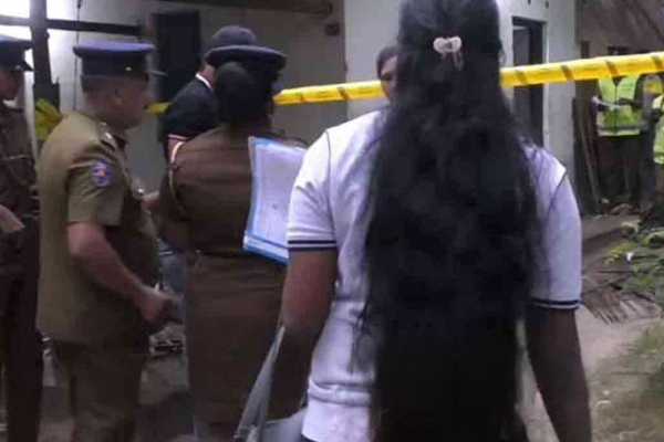 பூட்டிய வீட்டிற்குள் வெட்டுகாயங்களுடன் பெண்ணின் சடலம் ; மர்ம மரணத்தால் பரபரப்பு | Woman S Body With Stab Wounds Found பூட்டிய வீட்டிற்குள் வெட்டுகாயங்களுடன் பெண்ணின் சடலம் ; மர்ம மரணத்தால் பரபரப்பு | Woman S Body With Stab Wounds Found