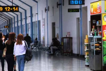 வெளிநாட்டு பெண் உட்பட நால்வர் விமான நிலையத்தில் கைது