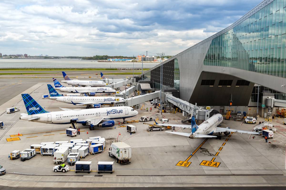 சில விமானச் சேவைகளைத் தற்காலிகமாக நிறுத்தும் முடிவெடுத்த ஏர் கனடா | Air Canada Suspends Some Flights