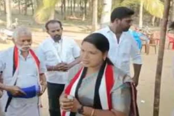 தேங்காய் உறித்து கொடுத்து நூதன முறையில் வாக்கு சேகரித்த அதிமுக வேட்பாளர் ஜி. பரிதா!