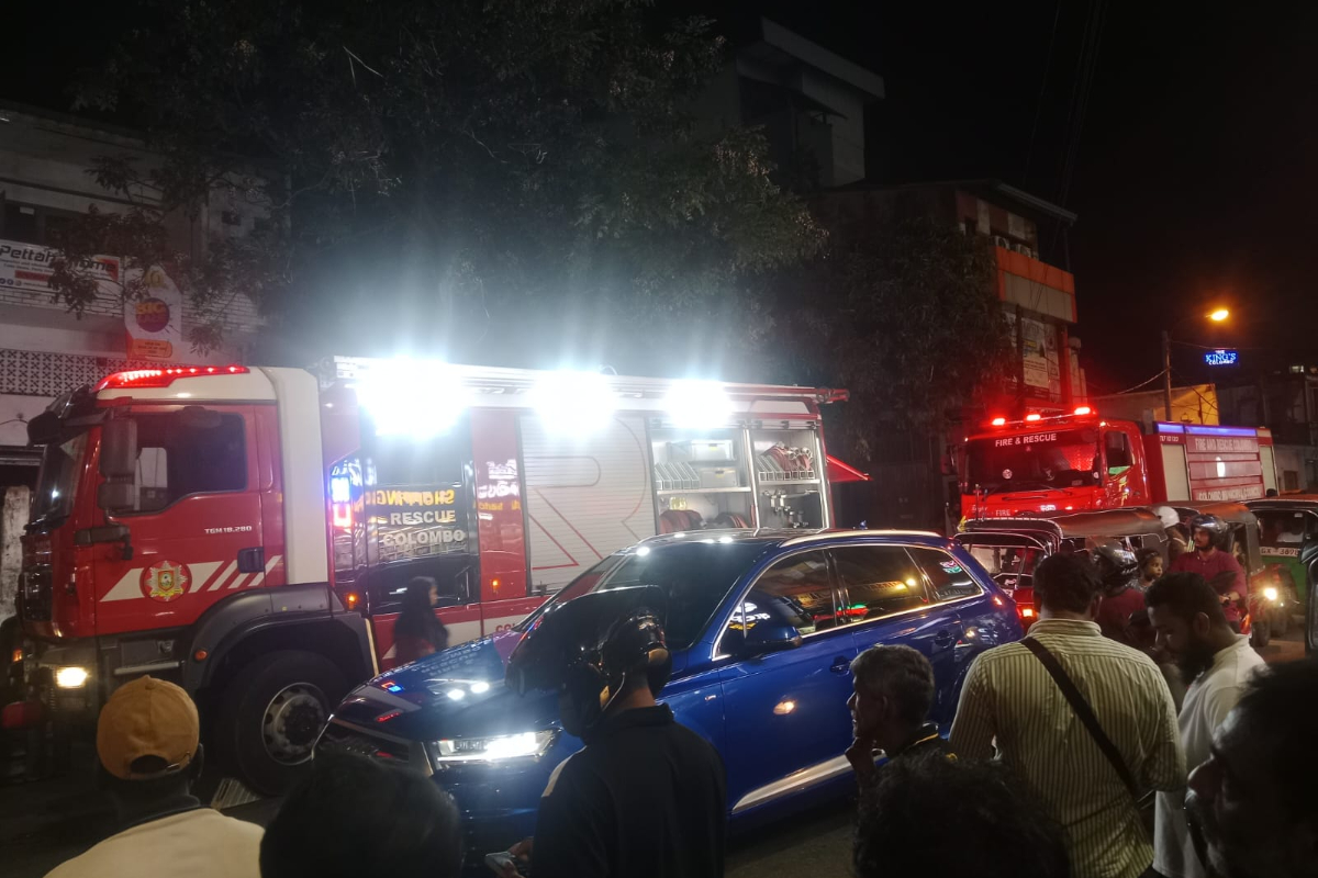 கொழும்பு கிராண்பாஸ் வர்த்தக நிலையத்தில் தீ விபத்து | Fire Erupts At Commercial Building In Grandpass கொழும்பு கிராண்பாஸ் வர்த்தக நிலையத்தில் தீ விபத்து | Fire Erupts At Commercial Building In Grandpass
