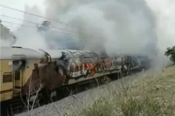 ஓடும் ரயிலில் திடீரென கொழுந்துவிட்டு எரிந்த பெட்டிகள் - அலறிய பயணிகள்!