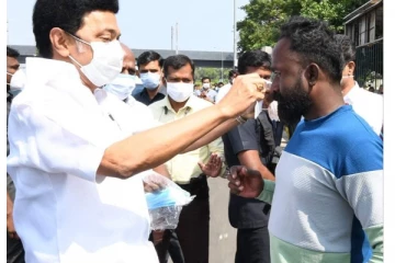 மாஸ்க் இல்லாமல் இருந்த மக்கள் : சாலையில் இறங்கி மாஸ்க் அணிவித்து விழிப்புணர்வு ஏற்படுத்திய ஸ்டாலின்