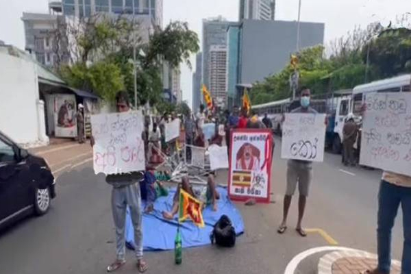 அலரிமாளிகைக்கு முன் நடுவீதியில் ஆர்ப்பாட்டத்தில் ஈடுபட்டுள்ள மக்கள்! | People Protesting Pm Mahinda House Middle Street
