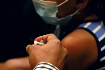 தடுப்பூசி பெற்ற பிறகும் உங்களை கொரோனா தொற்றியதா? இதைச் செய்யவேண்டாம் என்கிறார்கள் மருத்துவர்கள்