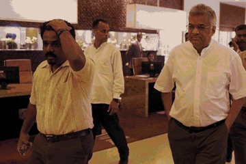 ரணிலுக்கு அருகில் அமரமாட்டேன்! - அநுரகுமார பிடிவாதம்