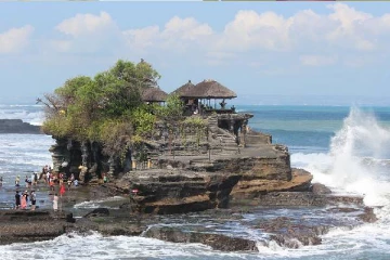 நடுக்கடலில் பாம்புகளால் பாதுகாக்கப்படும் மர்ம கோயில்.., எங்குள்ளது தெரியுமா?