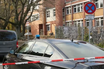 ஜேர்மனியில் பள்ளிக்குள் துப்பாக்கியுடன் இருவர் மறைந்துள்ளதாக கிடைத்த தகவல்: பொலிசாருக்கு காத்திருந்த அதிர்ச்சி