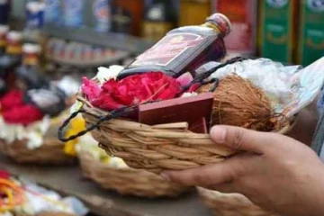 என்னாது சாமிக்கு சரக்கா...! மது போத்தலை பிரசாதமாக வழங்கும் கோவில்: பின்னணி என்ன?