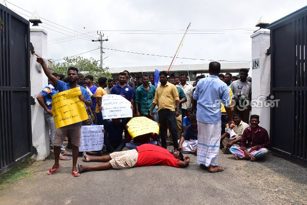 போராட்டத்தில் குதித்த பள்ளிமுனை கிராம கடற்தொழிலாளர்கள் (Photos) | Advance The Struggle