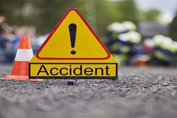 4 வாகனங்கள் ஒன்றுடன் ஒன்று மோதி விபத்து : இருவர் படுகாயம்