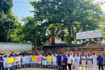 சம்பள உயர்வு கோரி வவுனியாவில் கவனயீர்ப்பு போராட்டம்(படங்கள்)