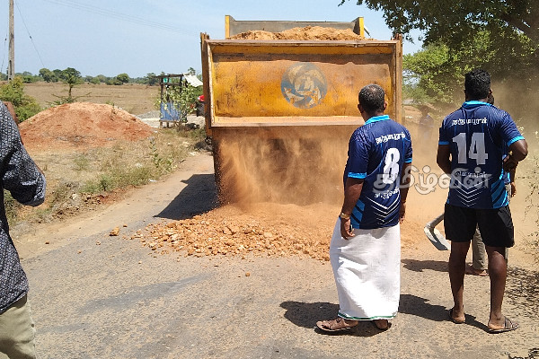 கிளிநொச்சியில் பாதையை புனரமைக்க ஒன்று திரண்ட இளைஞர்கள் | Youth Gathered Repair The Road In Kilinochchi