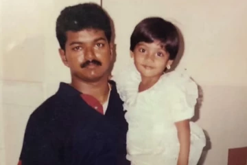 நடிகர் விஜய் தூக்கி வைத்திருக்கும் இந்த முன்னணி நடிகை யார் தெரியுமா.. இதோ பாருங்க