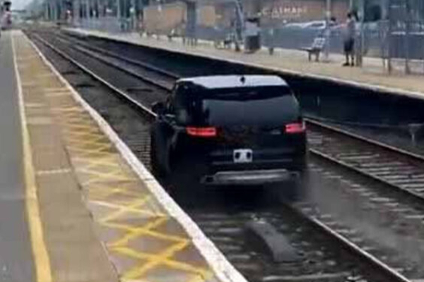 தண்டவாளத்தில் ரயிலுக்கு பதில் ஓடிய கார் - நிறுத்தப்பட்ட 66 ரயில்கள் | A Car Ran Into A Train On The Tracks தண்டவாளத்தில் ரயிலுக்கு பதில் ஓடிய கார் - நிறுத்தப்பட்ட 66 ரயில்கள் | A Car Ran Into A Train On The Tracks