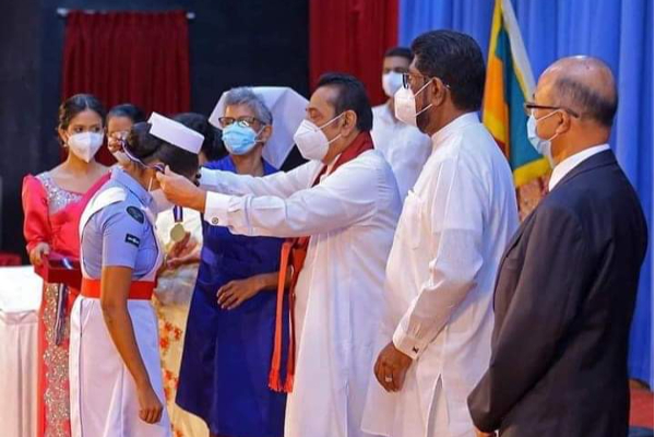 பிரதமர் முன்னிலையில் உறுதிமொழியேற்ற 153 தாதியர்கள் சேவையில் இணைவு! | Mahindarajapaksa Colombo Nurses Srilanka பிரதமர் முன்னிலையில் உறுதிமொழியேற்ற 153 தாதியர்கள் சேவையில் இணைவு! | Mahindarajapaksa Colombo Nurses Srilanka