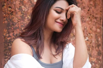 ஷார்ட் உடையில் கலக்கும் ஆத்மீகா - லேட்டஸ்ட் போட்டோஷூட்