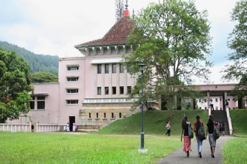 பேராதனை பல்கலை வளாகத்தில் காதல் செய்வதற்கு தடையில்லை! துணைவேந்தர்