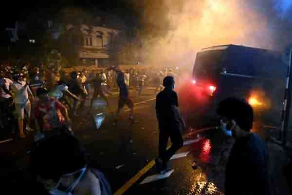 50 கண்ணீர்ப்புகை குண்டுகளுடன் நபர் ஒருவர் கைது | A Person Was Arrested With Tear Gas Shells