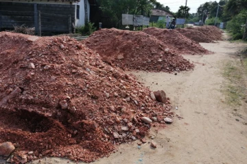போக்குவரத்திற்கு தடையேற்படுத்தும் கிரவலை அகற்ற மக்கள் கோரிக்கை!