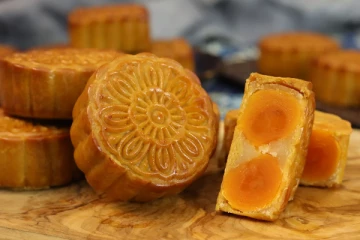 மூக்கைதுளைக்கும் மூன் கேக்.. ஆசையில் டச் செய்து கோடிக்கணக்கில் இழந்த மக்கள் - இப்படியும் நடக்குமா?