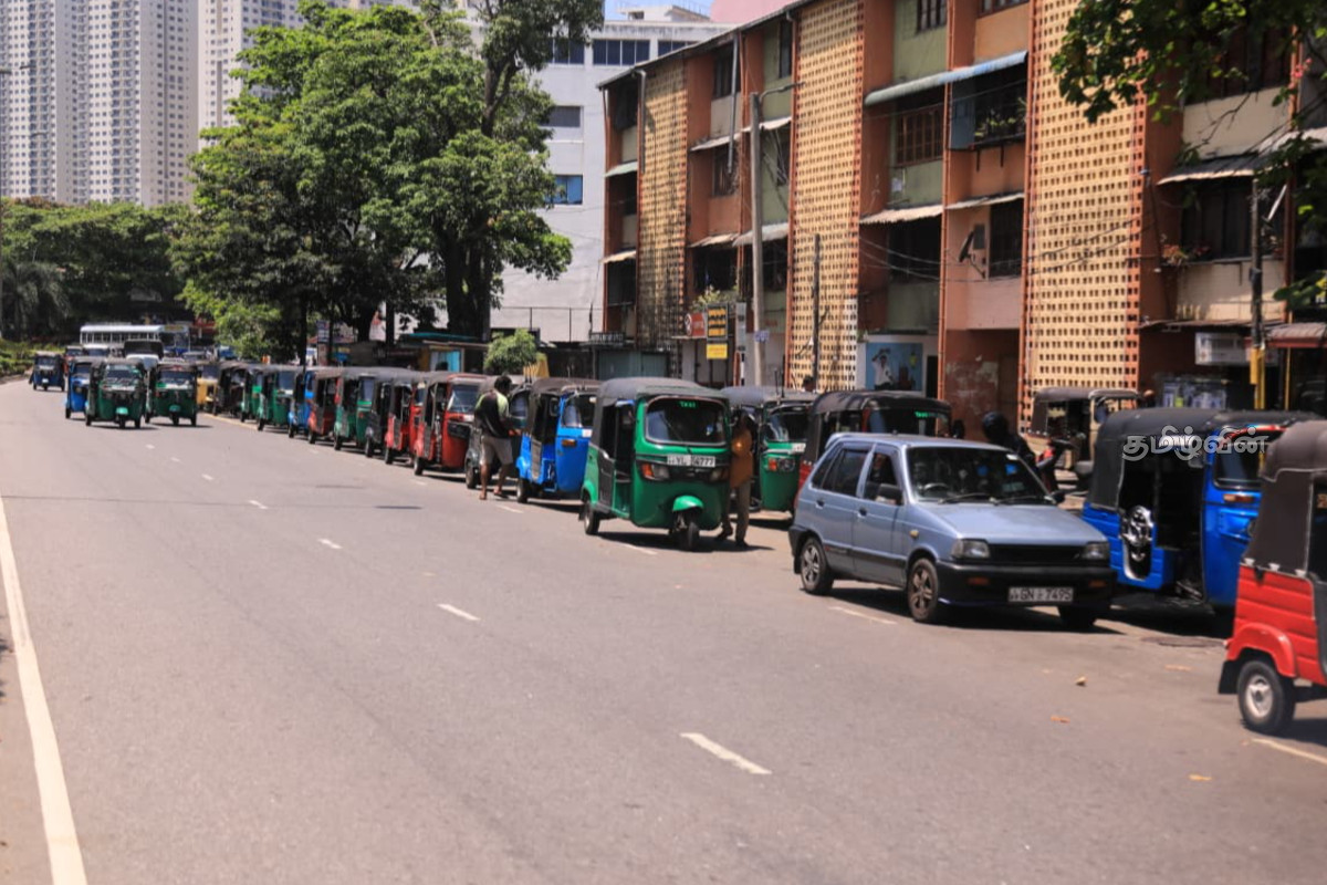QR நடைமுறையின் எதிரொலி! கொழும்பில் மீண்டும் எரிபொருள் வரிசையில் காத்திருக்கும் மக்கள் | National Fuel Qr Code System Colomo Pepoles Line QR நடைமுறையின் எதிரொலி! கொழும்பில் மீண்டும் எரிபொருள் வரிசையில் காத்திருக்கும் மக்கள் | National Fuel Qr Code System Colomo Pepoles Line