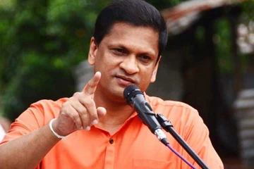 "මට ගහපු එකෙක් බේරිලා නැහැ." - ලන්සාගෙන් ඝර්ජනයක්.