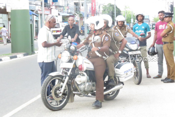 கொட்டும் மழையில் அக்கரைப்பற்று ஆதார வைத்தியசாலையின் முன்னாள் ஆர்ப்பாட்டம் | Public Protest At Akkaraipattu Hospital