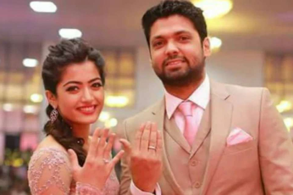 பிரபல நடிகருடன் ராஷ்மிகாவிற்கு நடக்கவிருந்த திருமணம்.. கடைசி நேரத்தில் காதலனுக்காக மாப்பிளையை கழட்டிவிட்டு நடிகை | Rashmika Call Of Her Marriage Because Of Vijay பிரபல நடிகருடன் ராஷ்மிகாவிற்கு நடக்கவிருந்த திருமணம்.. கடைசி நேரத்தில் காதலனுக்காக மாப்பிளையை கழட்டிவிட்டு நடிகை | Rashmika Call Of Her Marriage Because Of Vijay