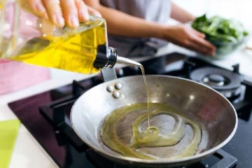 ஒருமுறை பயன்படுத்திய எண்ணெயை மீண்டும் பயன்படுத்தினால் என்னவாகும்? இனியும் அந்த தவறை செய்யாதீங்க