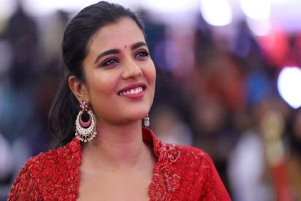 குடும்ப பாங்கினியாக இருந்த ஐஸ்வர்யா ராஜேஷா இது? மொத்தமா மாறிட்டாங்களே! | Actress Aishwarya Rajesh Hot Photos Goes Viral