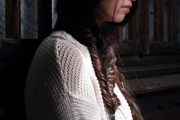 வடக்கின்  முன்னாள் முக்கிய  அதிகாரியால் இளம்பெண்ணுக்கு ஏற்பட்ட துயரம்!