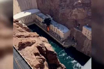 அமெரிக்காவின் ஹூவர் அணையில் திடீரென பற்றி எரியும் தீ!Video