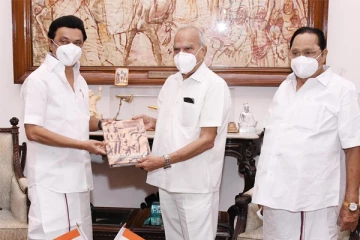 தமிழ்நாடு ஆளுநர் பன்வாரிலால் புரோகித்துடன் முதலமைச்சர் மு.க.ஸ்டாலின் சந்திப்பு