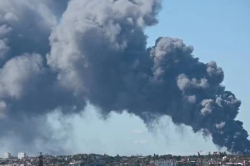 பிரான்சில் தீக்கிரையான மிகப்பெரிய உணவுச் சந்தை: கரும்புகையால் சூழ்ந்த நகரம்