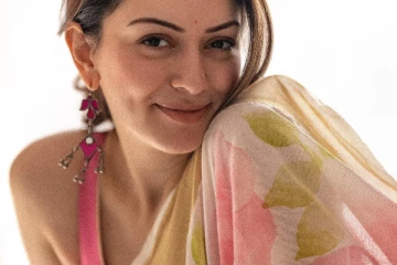 நடிகை ஹன்சிகா மோத்வானி சேலையில் அழகிய போட்டோஷூட்