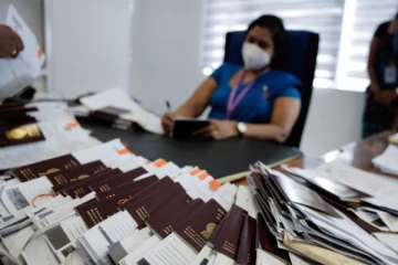 கடவுச்சீட்டுக்கு வரும் மாணவர்களால் சிரமத்திற்குள்ளாகும் அதிகாரிகள்