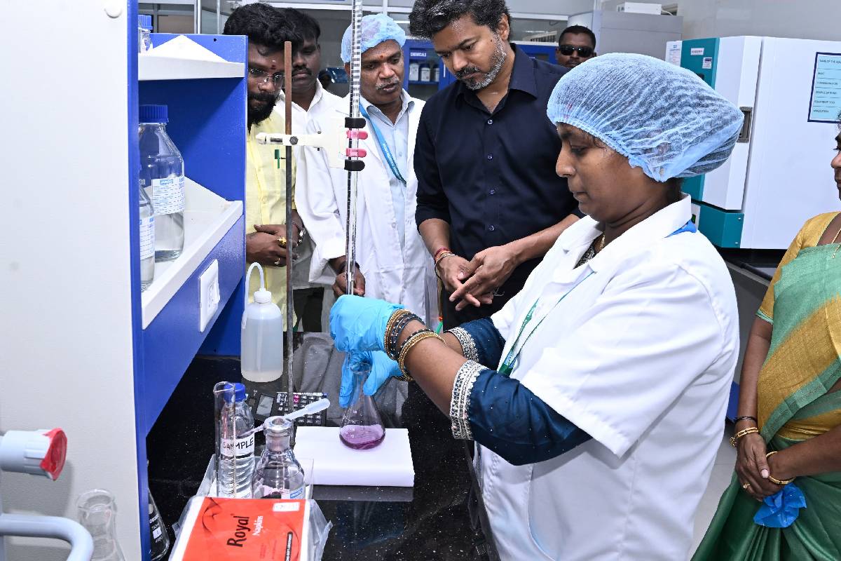 முதல்வர் விஜய் சொந்த தொகுதியான பெரம்பூரில் ஆய்வு: மக்களிடம் மனுக்களை பெற்றார் | Cm Vijay Inspection At His Perambur Mla Office